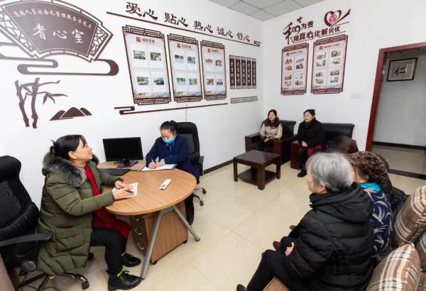 正在調(diào)解矛盾?；ㄏ值拦﹫D