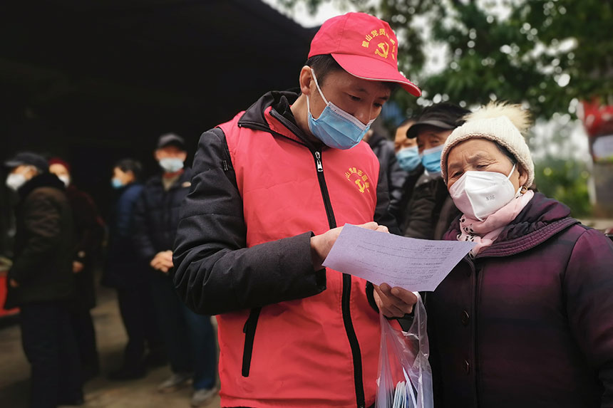 黨員志愿者為老人提供暖心服務(wù)。璧山區(qū)衛(wèi)生健康委供圖