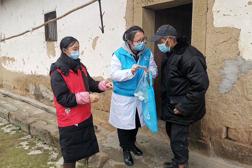家庭醫(yī)生協(xié)同志愿者為群眾上門發(fā)放“健康包”并講解用藥注意事項(xiàng)。璧山區(qū)衛(wèi)生健康委供圖
