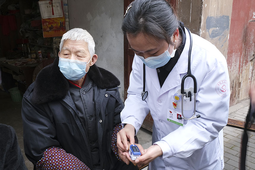 入戶為老人提供健康服務(wù)。蔣永勁攝