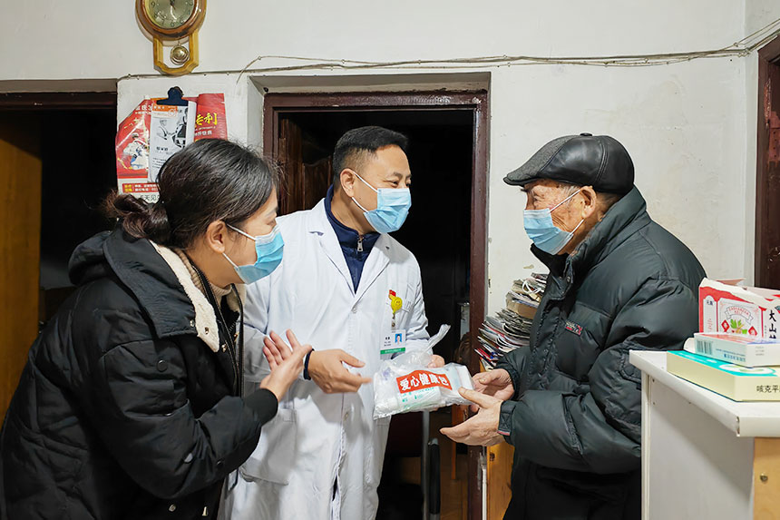 為老年人發(fā)放“健康包”。璧山區(qū)衛(wèi)生健康委供圖