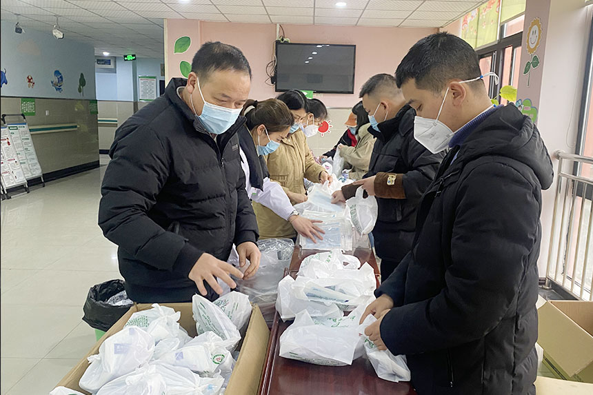 有序打包整理“健康包”。璧山區(qū)衛(wèi)生健康委供圖