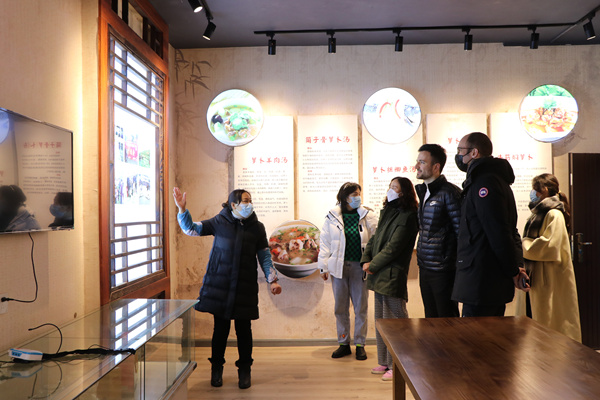 講解員介紹草蔸蘿卜發(fā)展歷程。胥世鵬攝