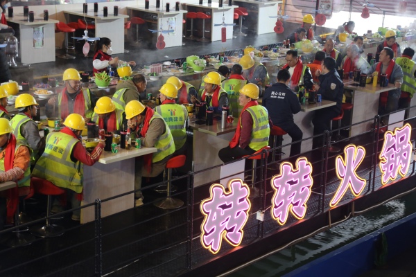 建設(shè)者們品嘗火鍋宴。楊孝永攝