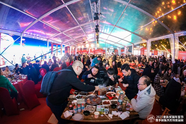 市民正在品嘗火鍋?；顒臃焦﹫D