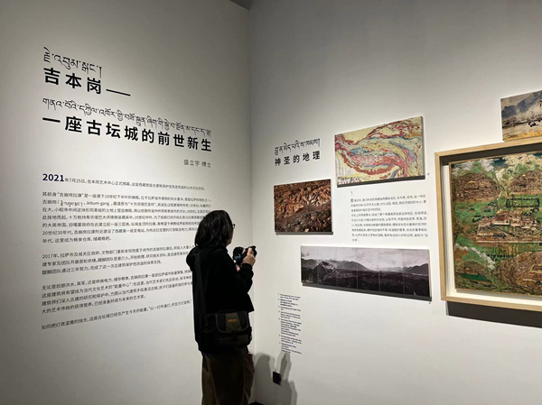 游客看展。蔣海濤攝