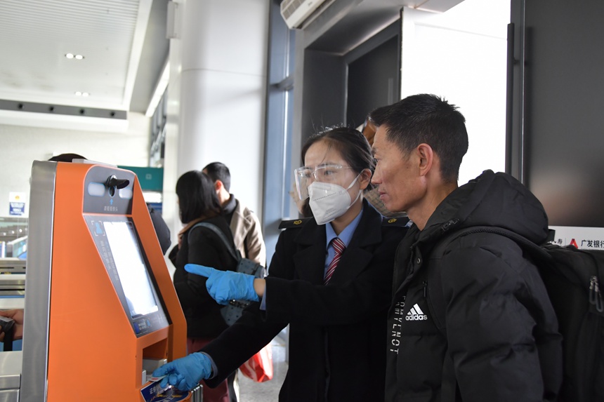 重慶西站工作人員幫助旅客完成進(jìn)站車票核驗(yàn)。魏偉攝