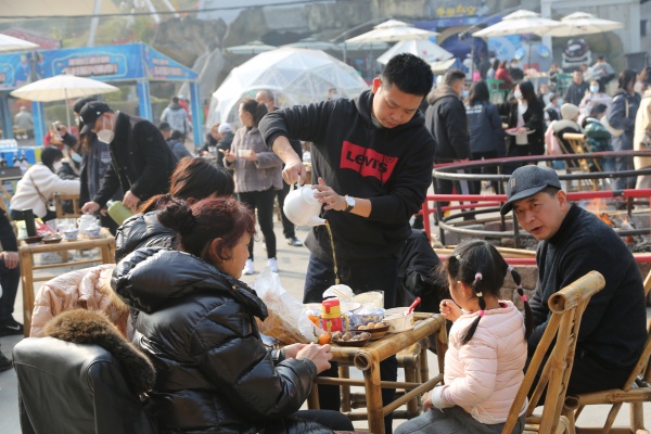 “圍爐煮茶”活動現(xiàn)場。邱政霖攝