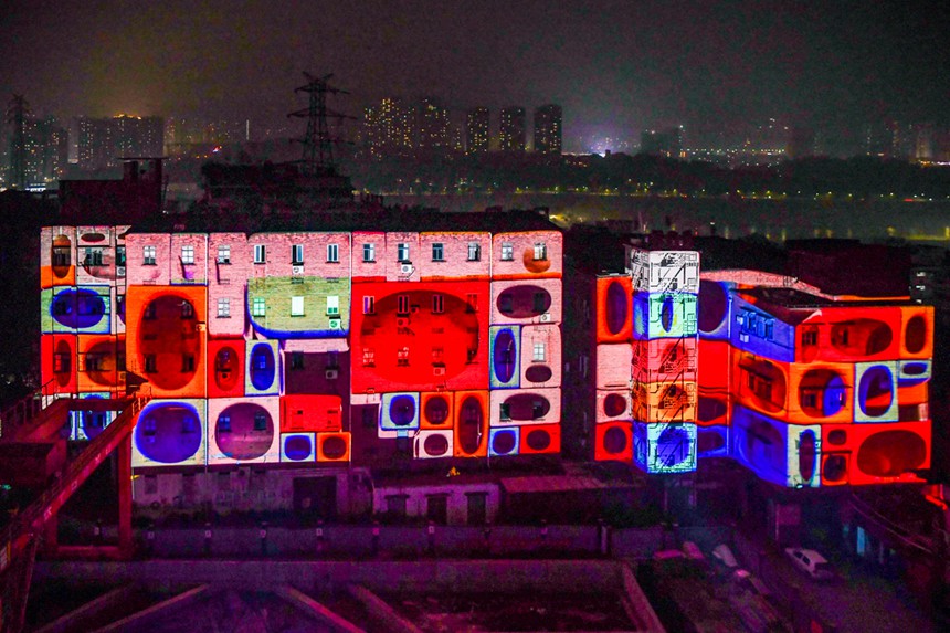 光影藝術(shù)節(jié)上的作品《多維都市，空間鏡像》。鄒樂攝