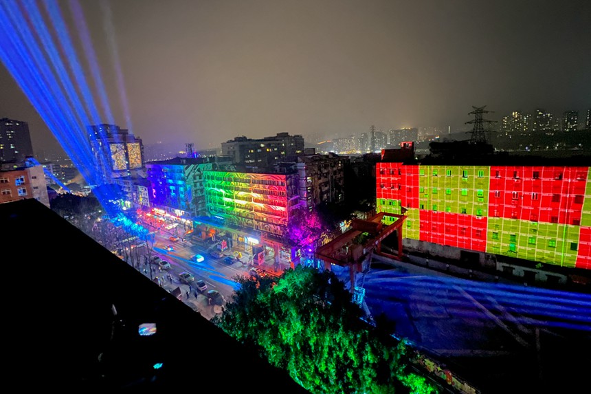 黃桷坪涂鴉藝術(shù)街區(qū)上演實(shí)景燈光秀。鄒樂攝