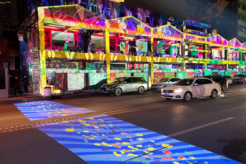 藝術(shù)家用光影打造的斑馬線。鄒樂攝