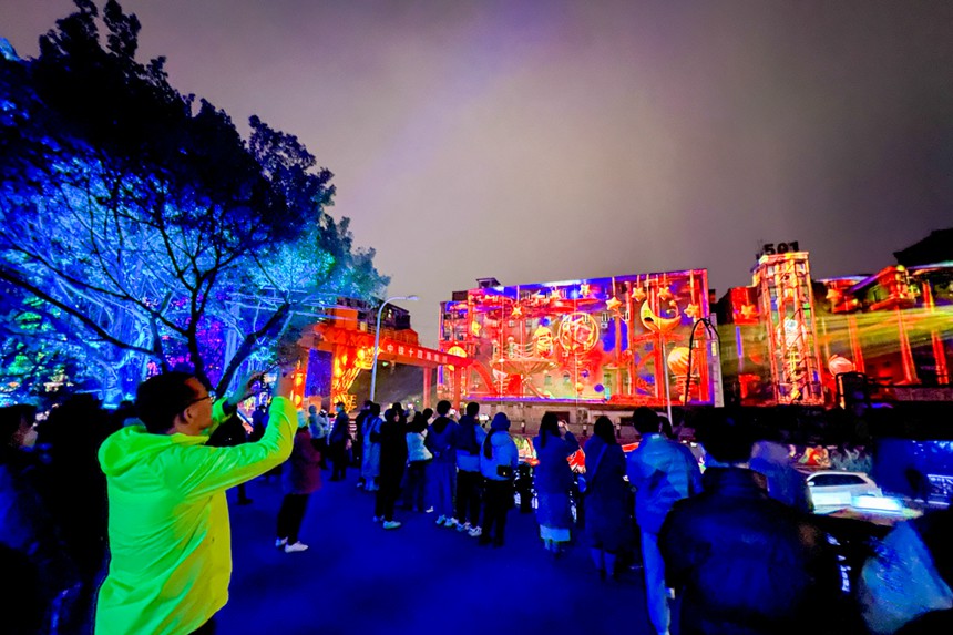 眾多市民打卡光影藝術(shù)節(jié)。鄒樂攝