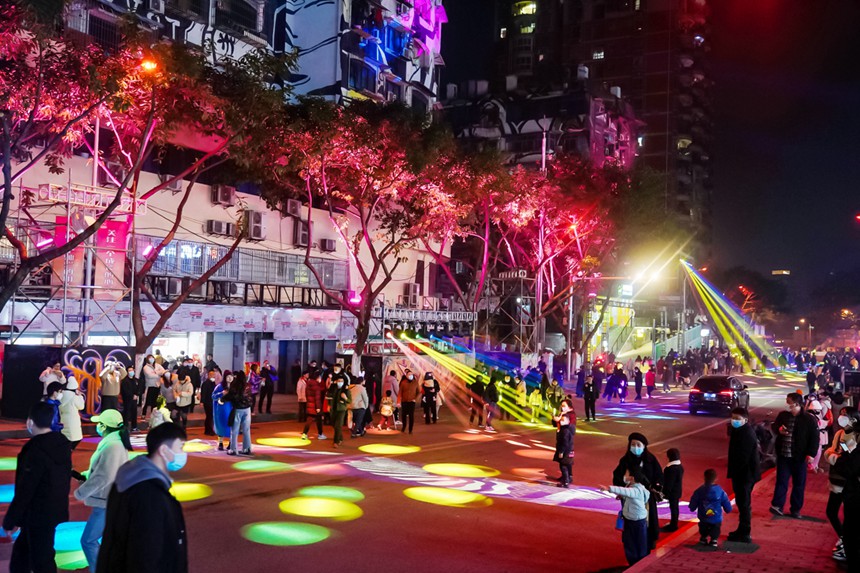 重慶首屆國際光影藝術(shù)節(jié)吸引眾多市民前來觀看。鄒樂攝