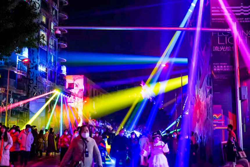 重慶首屆國際光影藝術(shù)節(jié)吸引眾多市民前來觀看。鄒樂攝