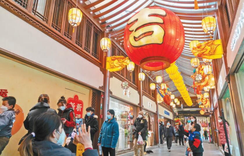 1月6日晚，上海豫園商城內(nèi)的兔年燈會流光溢彩，游客絡(luò)繹不絕，年味漸濃。王 岡攝（影像中國）