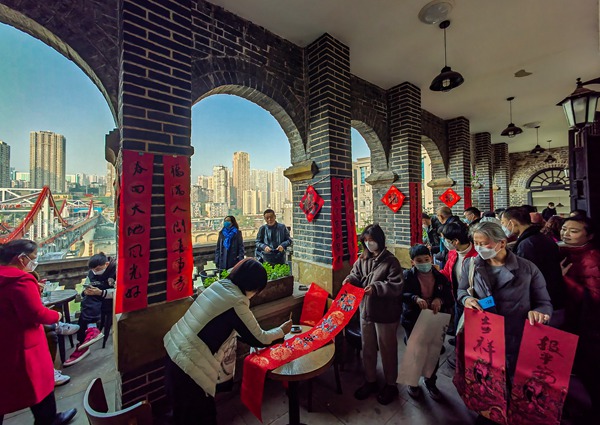                                           小書院中感受大年味                            劉政寧、姚於 2023年01月08日                              什么是“八大碗兒”？重慶人過年都有哪些習(xí)俗和“言子兒”？1月7日，一場(chǎng)溫馨的“年味兒”的講座，在渝中區(qū)曾家?guī)r書院拉開序幕。重慶知名漫畫家游江圍繞“年”字開展漫談，勾起諸多現(xiàn)場(chǎng)觀眾對(duì)傳統(tǒng)年味的集體記憶。                【詳細(xì)】                           