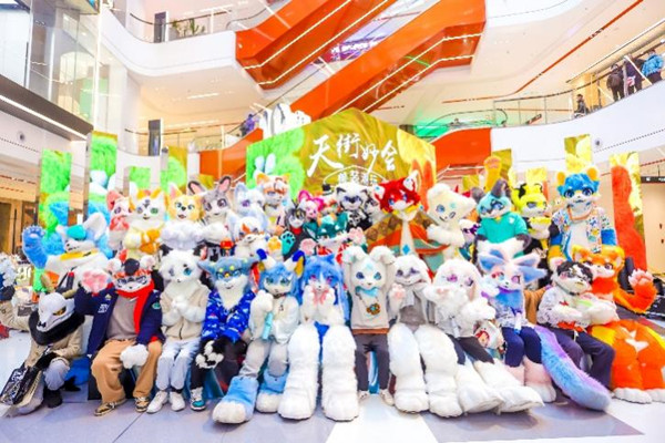 時(shí)代天街獸裝潮玩合影。重慶龍湖供圖