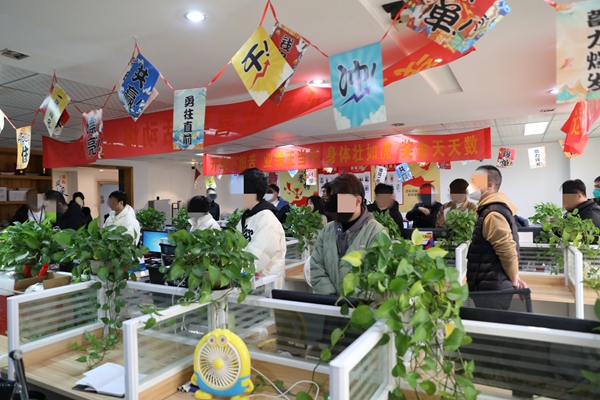 詐騙公司正開“年會(huì)”被當(dāng)場(chǎng)抓捕。璧山區(qū)公安局供圖