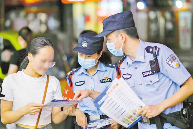 長(zhǎng)壽警方在長(zhǎng)壽古鎮(zhèn)景區(qū)對(duì)游客進(jìn)行反詐宣傳（攝于二〇二二年八月十二日）。（市公安局供圖）