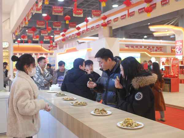 游客品嘗“海老漢”預(yù)制菜產(chǎn)品。張耀 攝