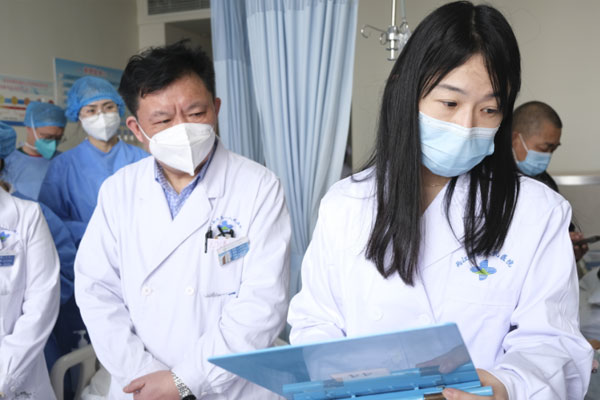 武漢協(xié)和醫(yī)院專家開展業(yè)務(wù)查房。劉林杰攝