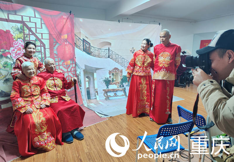 攝影志愿者用鏡頭定格下家人溫馨時刻。人民網(wǎng) 陳琦攝