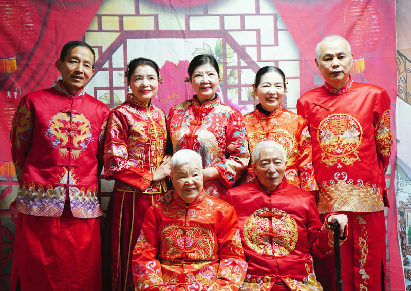 李朝榮老人和家人合影。李慧攝