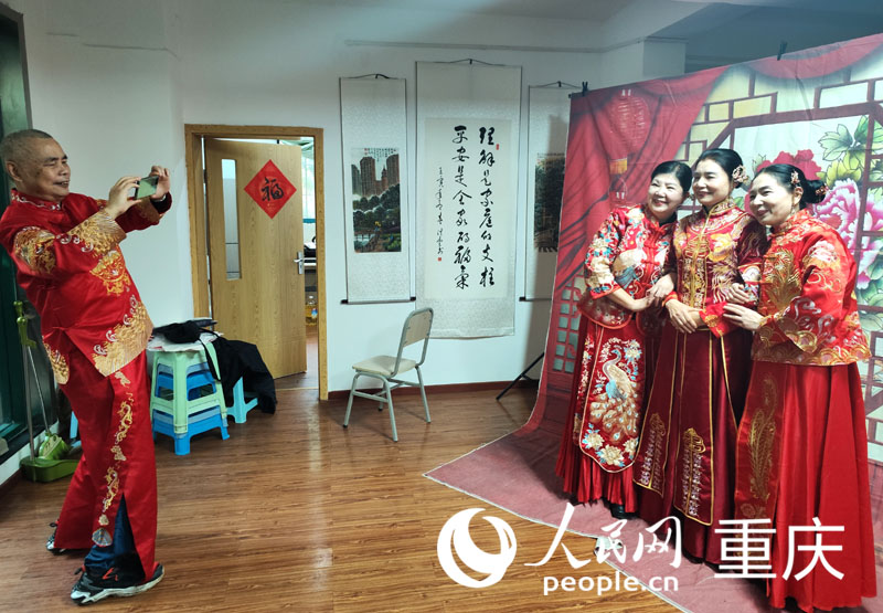 家人愉快合影。人民網(wǎng) 陳琦攝