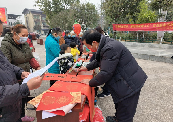 書(shū)法愛(ài)好者現(xiàn)場(chǎng)為居民書(shū)寫(xiě)春聯(lián)。錢(qián)小麗攝