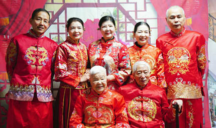                                           一張全家福 定格幸福年                            陳琦 2023年01月11日                              春節(jié)臨近，南岸區(qū)益友公益發(fā)展中心聯(lián)合上海城社區(qū)、雙峰山社區(qū)共同開展“五社聯(lián)動(dòng)聚合力·幸福影像留記憶”迎新春活動(dòng)。為社區(qū)老年夫妻免費(fèi)拍攝結(jié)婚紀(jì)念照和全家福，用相機(jī)定格一張張幸福的笑臉，讓他們過一個(gè)溫馨的、有意義的新年。                【詳細(xì)】                           