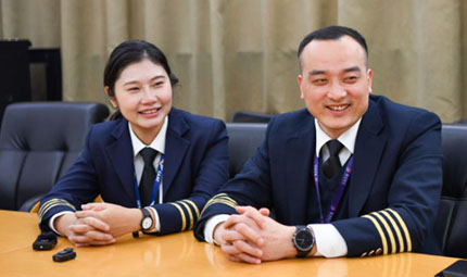                                           飛行員夫妻：一次次“擦肩而過”換來萬家團(tuán)圓                            陳琦、劉敏 2023年01月07日                              隨著國家疫情防控政策優(yōu)化調(diào)整，今年春運(yùn)，機(jī)場(chǎng)火車站等交通樞紐迎來近3年旅客出行高峰。數(shù)據(jù)預(yù)測(cè)，春運(yùn)期間，重慶江北國際機(jī)場(chǎng)旅客吞吐量將有望達(dá)到500萬人次。作為民航業(yè)內(nèi)少有的飛行員夫妻，重慶航空飛行員菅士博和妻子楊靜一次次“擦肩而過”，只為保障更多人回家與家人團(tuán)圓。                【詳細(xì)】                           