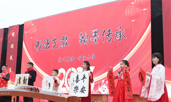 文藝志愿者現(xiàn)場(chǎng)書寫春聯(lián)。陳仕川攝