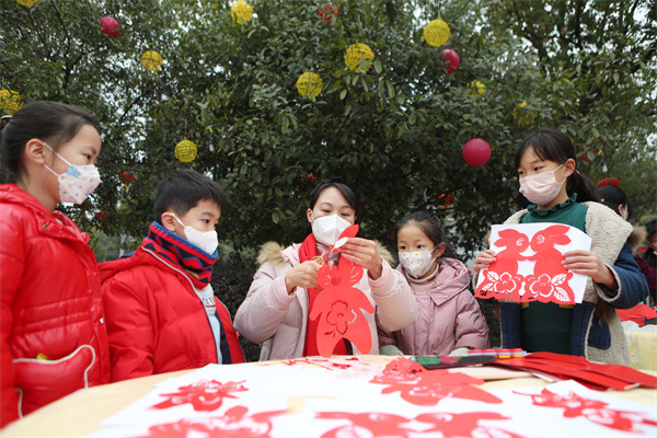 非遺剪紙藝志愿者現(xiàn)場(chǎng)剪兔迎新春。陳仕川攝