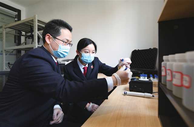 兩江地區(qū)檢察院干警在公益訴訟快速檢測工作站檢測采樣水質(zhì)