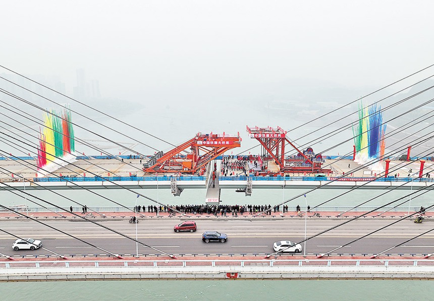 1月12日，軌道交通18號線李家沱長江復線橋?qū)崿F(xiàn)合龍。圖為中鐵建技術(shù)工人在合龍現(xiàn)場進行最后一節(jié)鋼箱梁吊裝。記者 羅斌 攝/視覺重慶