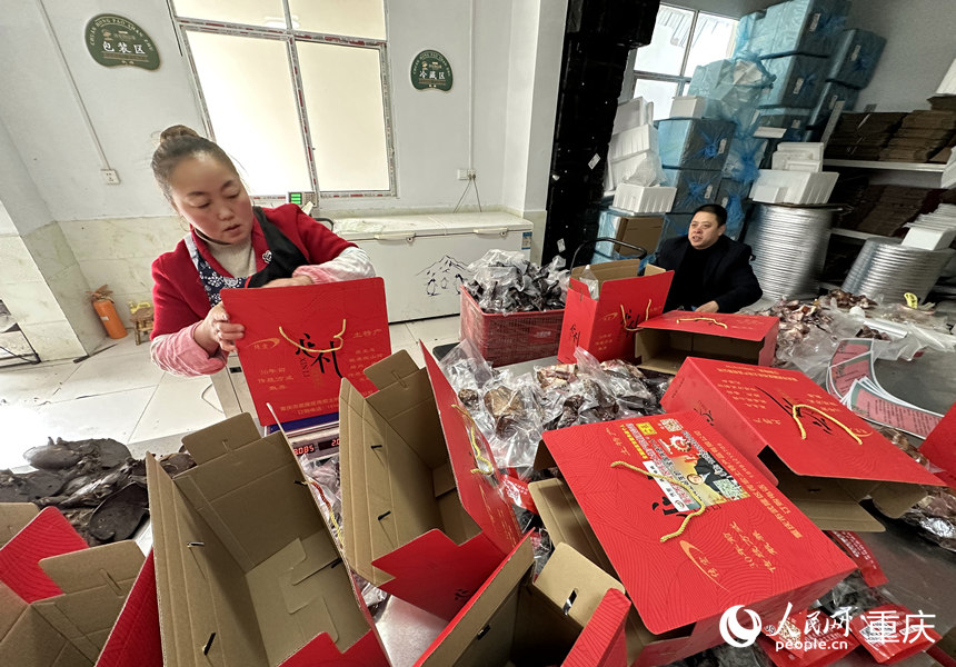 張永紅坐著輪椅在打包車間提醒注意事項。人民網(wǎng) 劉政寧攝