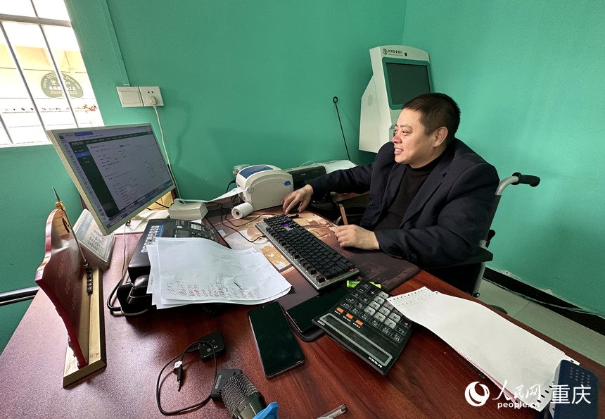 張永紅在辦公室打印網(wǎng)購訂單。人民網(wǎng) 劉政寧攝