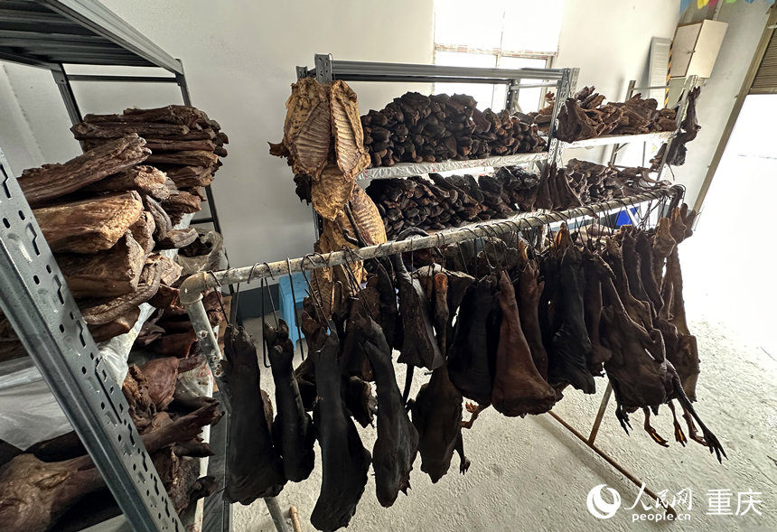 電商平臺成品庫房的臘味制品。人民網(wǎng) 劉政寧攝