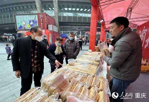 市民選購(gòu)渝北特產(chǎn)。人民網(wǎng) 劉政寧攝