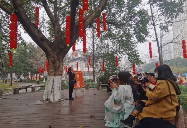 南湖社區(qū)黨委書(shū)記余建在現(xiàn)場(chǎng)宣講。李潔攝