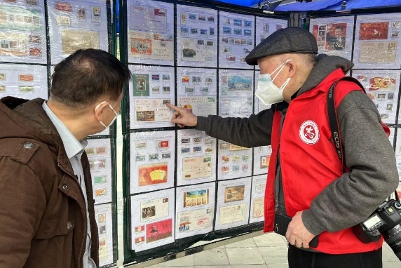 居民觀看郵票展。張琦攝