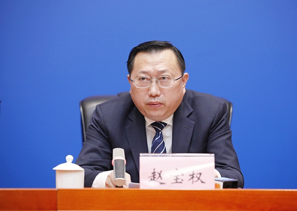 重慶市發(fā)展改革委黨組成員、副主任趙寶權(quán)發(fā)言。華龍網(wǎng)