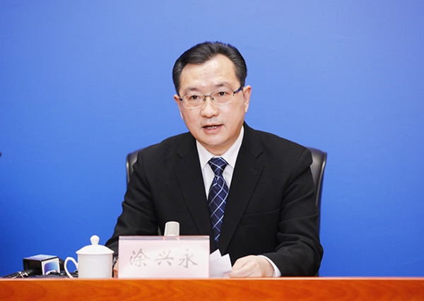 重慶市經(jīng)濟信息委黨組成員、副主任涂興永發(fā)言。華龍網(wǎng)供圖