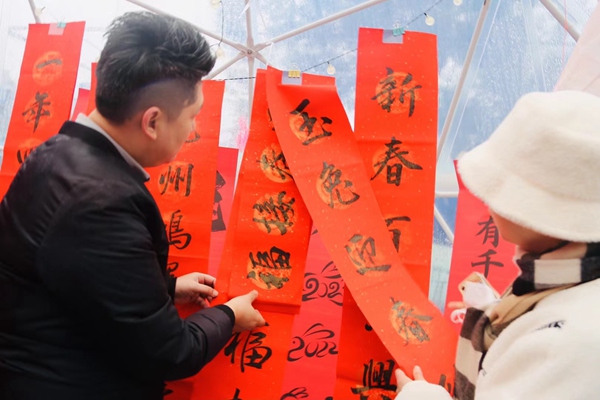 游客在紅酒小鎮(zhèn)感受濃濃年味。紅酒小鎮(zhèn)供圖