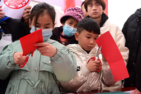 現(xiàn)場(chǎng)小朋友體驗(yàn)非遺剪紙。陳婷攝