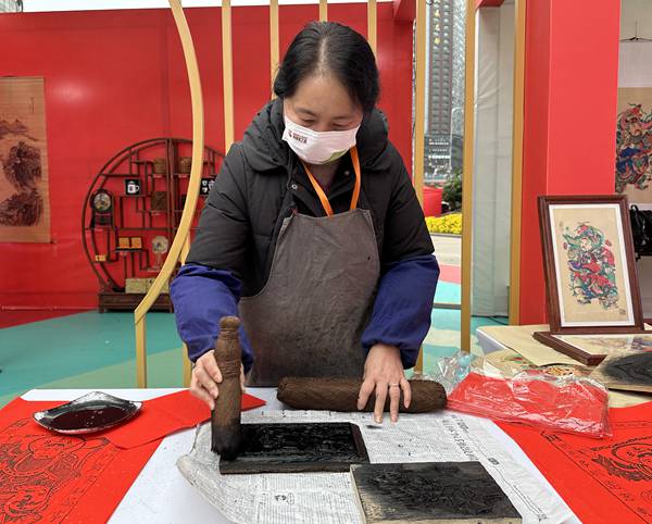 制作年畫送市民。梁平區(qū)委宣傳部供圖