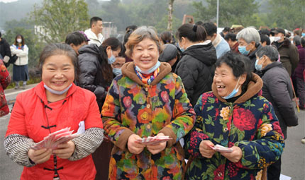                                           放牛村的笑聲                            陳琦 2023年01月15日                          隆冬時(shí)節(jié)，臘梅飄香。又到了放牛村股份經(jīng)濟(jì)合作聯(lián)合社發(fā)放“年終獎(jiǎng)”的日子，村民們個(gè)個(gè)笑臉盈盈，早早來到現(xiàn)場(chǎng)。桌上262萬嶄新的人民幣，扎著喜慶的彩帶，分裝在三個(gè)簸箕里，將分發(fā)給全村1000余名“股民”。                【詳細(xì)】                           