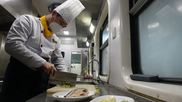 嚴(yán)洪運正在備菜。李文航攝