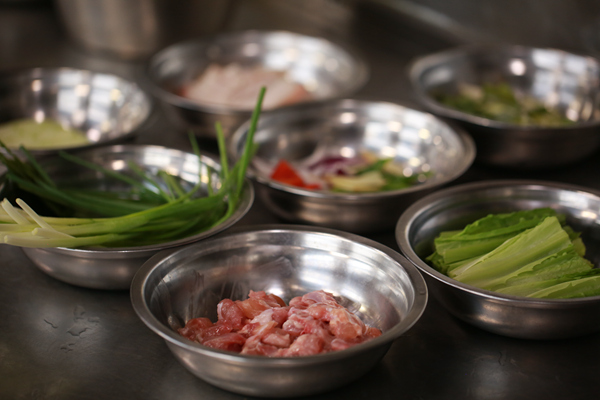 嚴(yán)洪運提前準(zhǔn)備好的食材。李文航攝