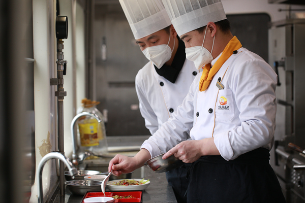 嚴(yán)鴻運和同事在討論食材的配比。李文航攝